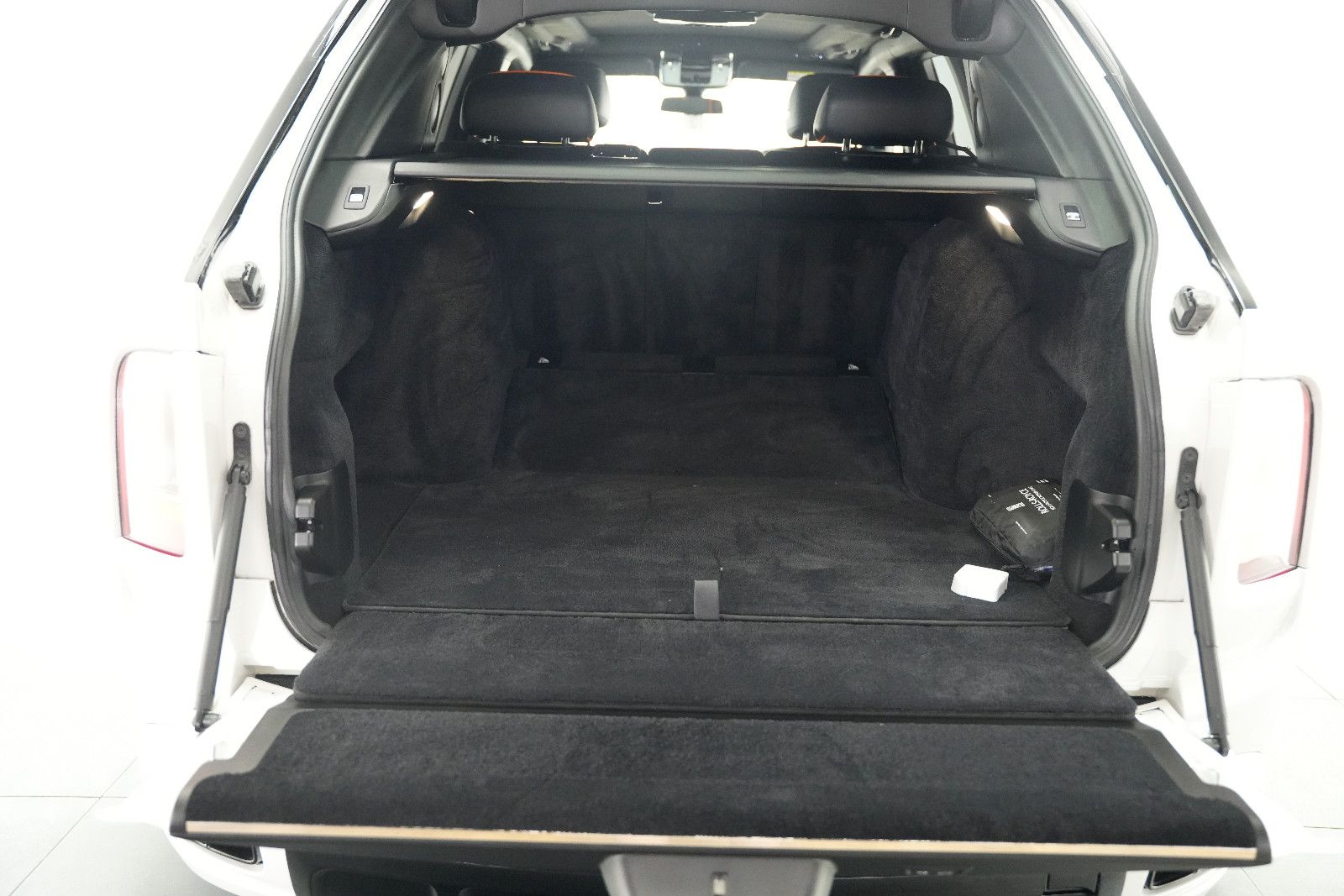 Fahrzeugabbildung Rolls-Royce Cullinan/NOVITEC/WIDEBODY/24''/FOND-TV/STERNEHIM