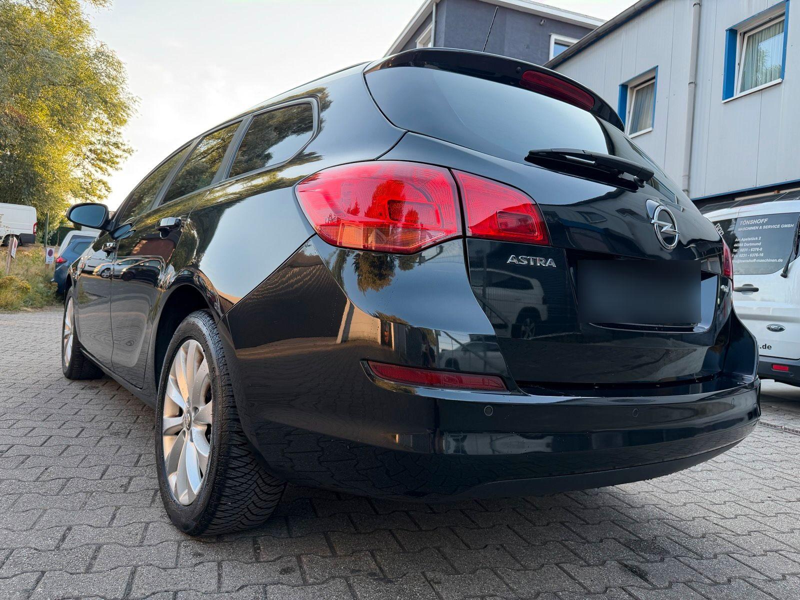 Opel Astra 2012 — photo 10