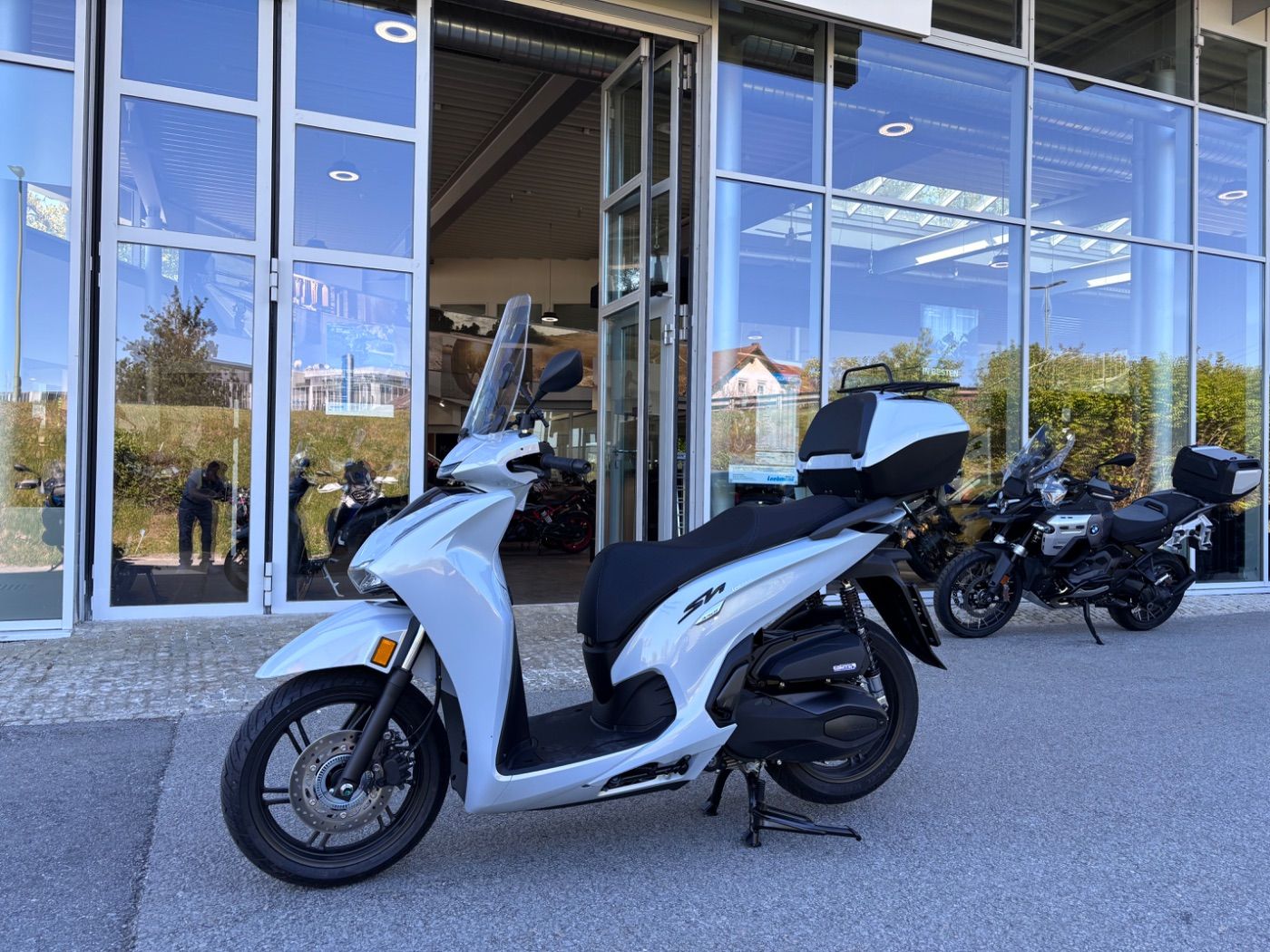 Fahrzeugabbildung Honda SH 350i inkl. Smart-Topcase, Windschild, Reling,