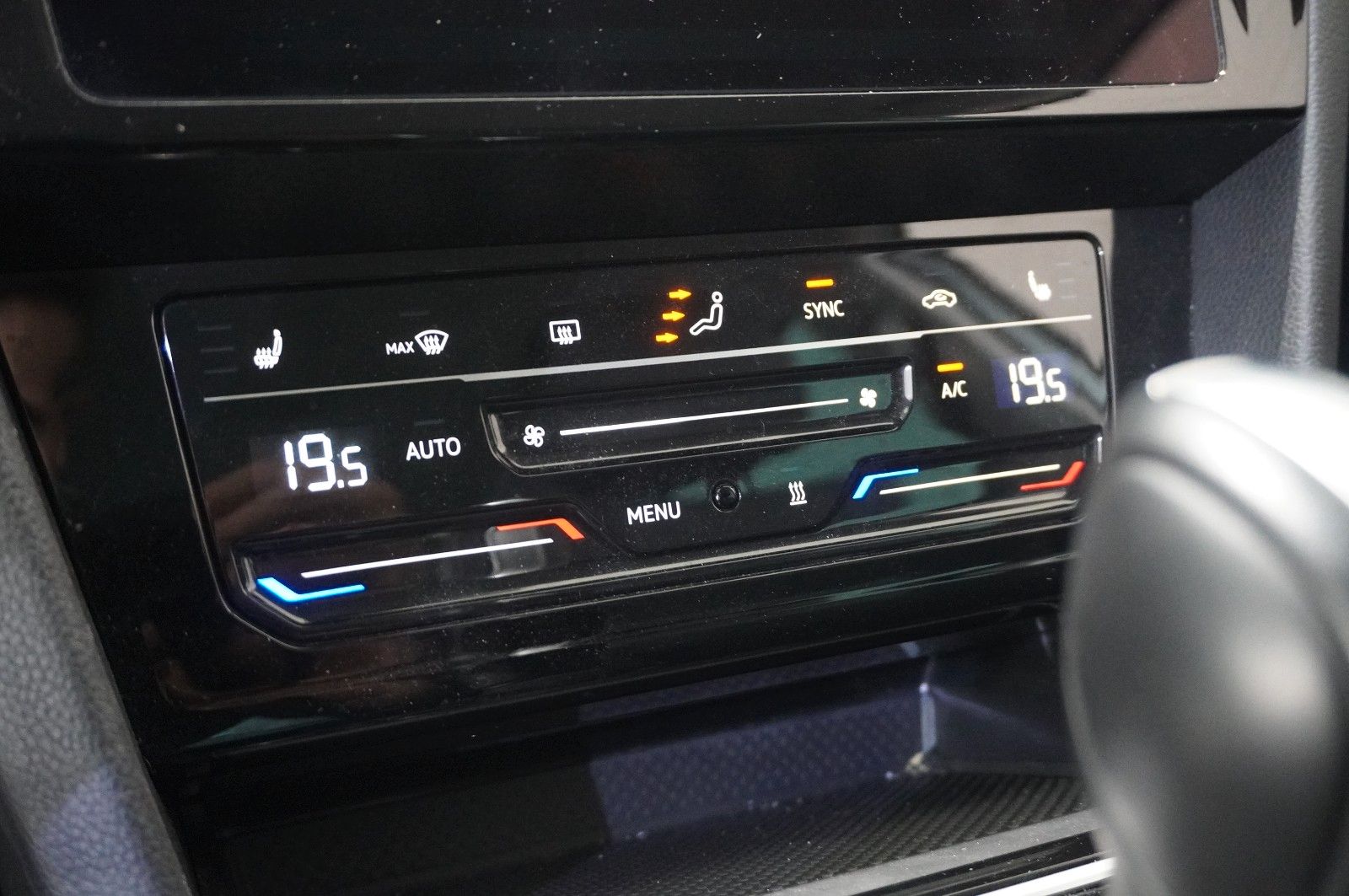 Fahrzeugabbildung Volkswagen Passat Vari. 2.0D R-LINE 4M NAVI/LED/KAMERA/AHK