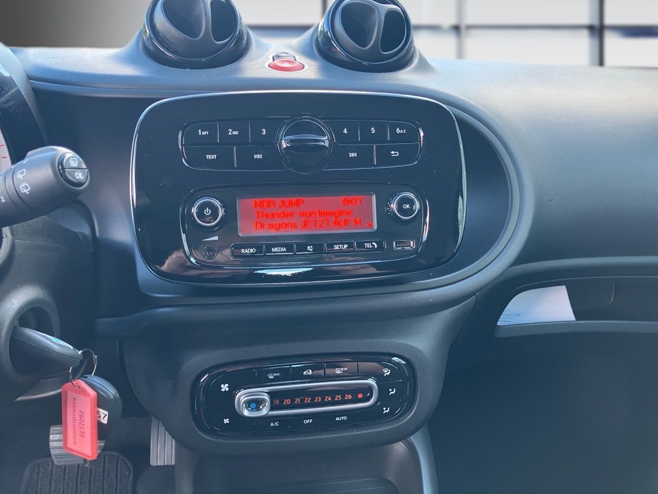 Fahrzeugabbildung Smart smart EQ fortwo AUT Akustikglas KlimaA Navi SHZ