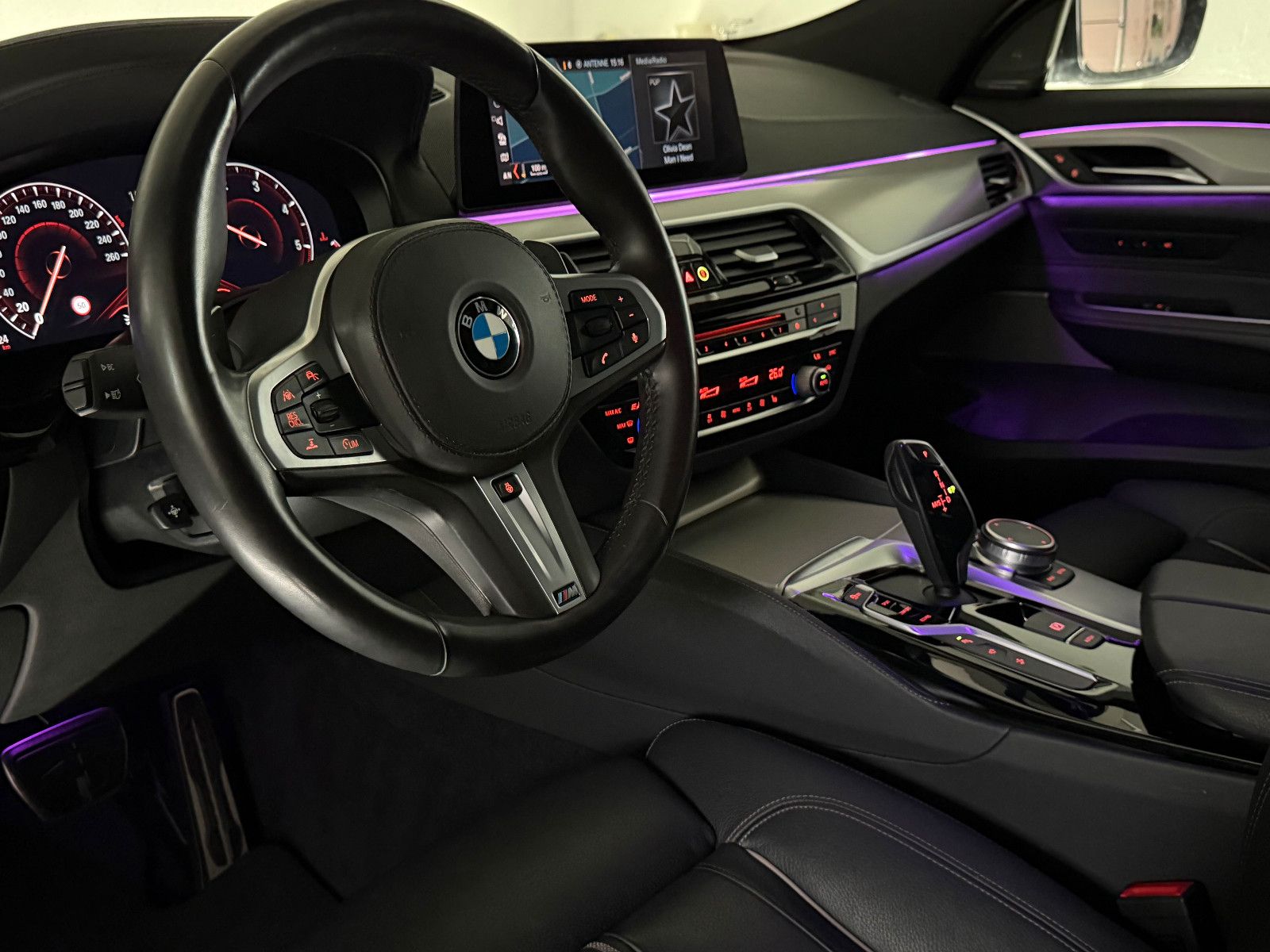 Fahrzeugabbildung BMW 640 d xDrive M SPORT/LED/AHK/HuD/PANO/ACC/H&K
