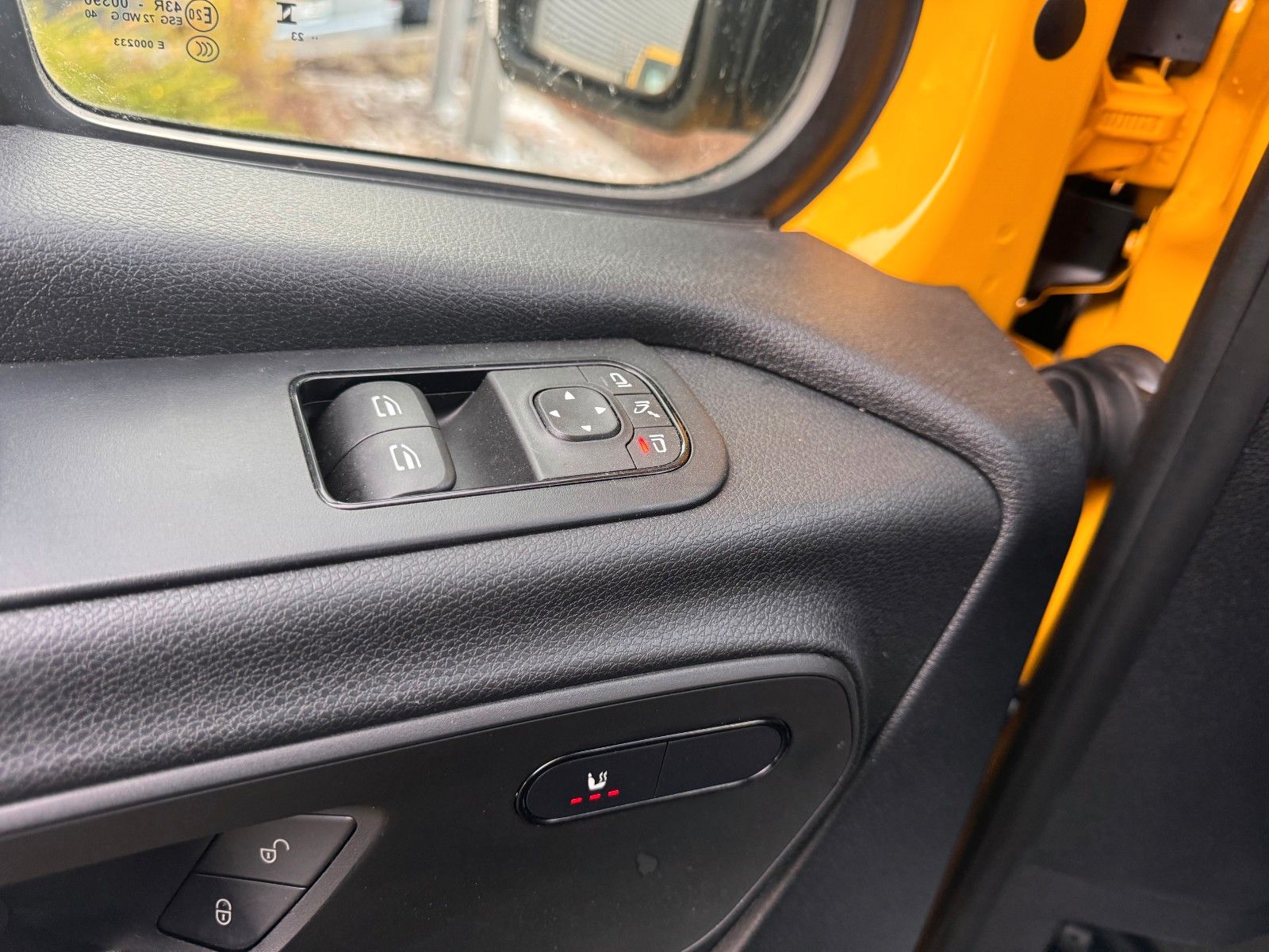 Fahrzeugabbildung Mercedes-Benz eSprinter 312 DHL Regal KEP-Ausbau