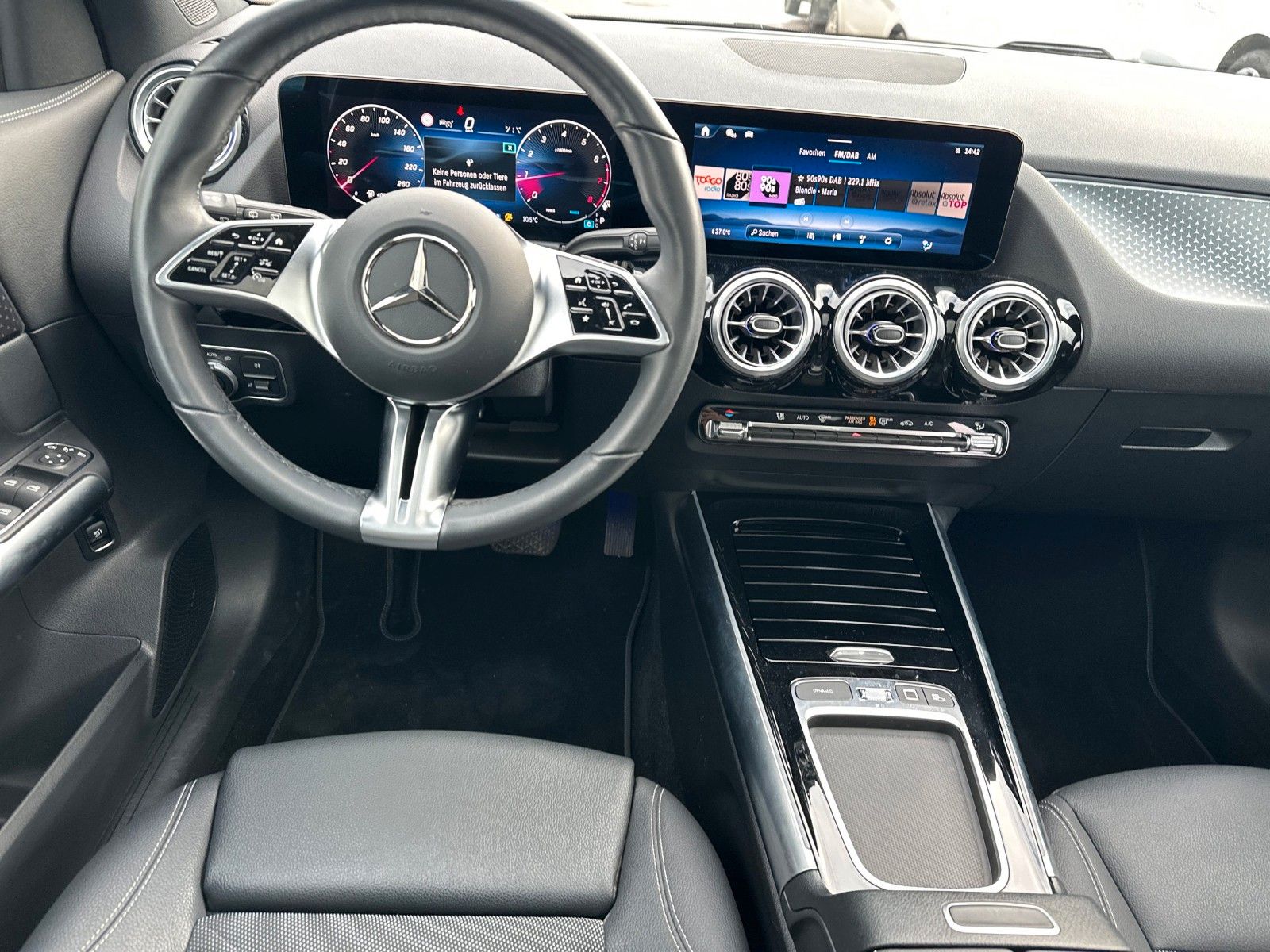 Fahrzeugabbildung Mercedes-Benz GLA 220 4Matic Progressive Line, PANORAMADACH