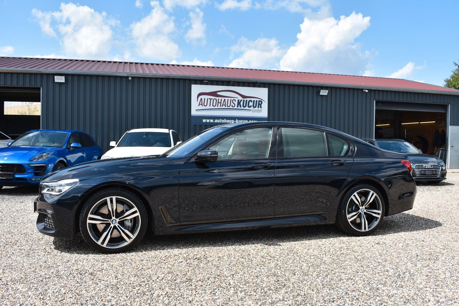 Fahrzeugabbildung BMW 750i xDrive M Sport Gestik Applecar H&K Garantie