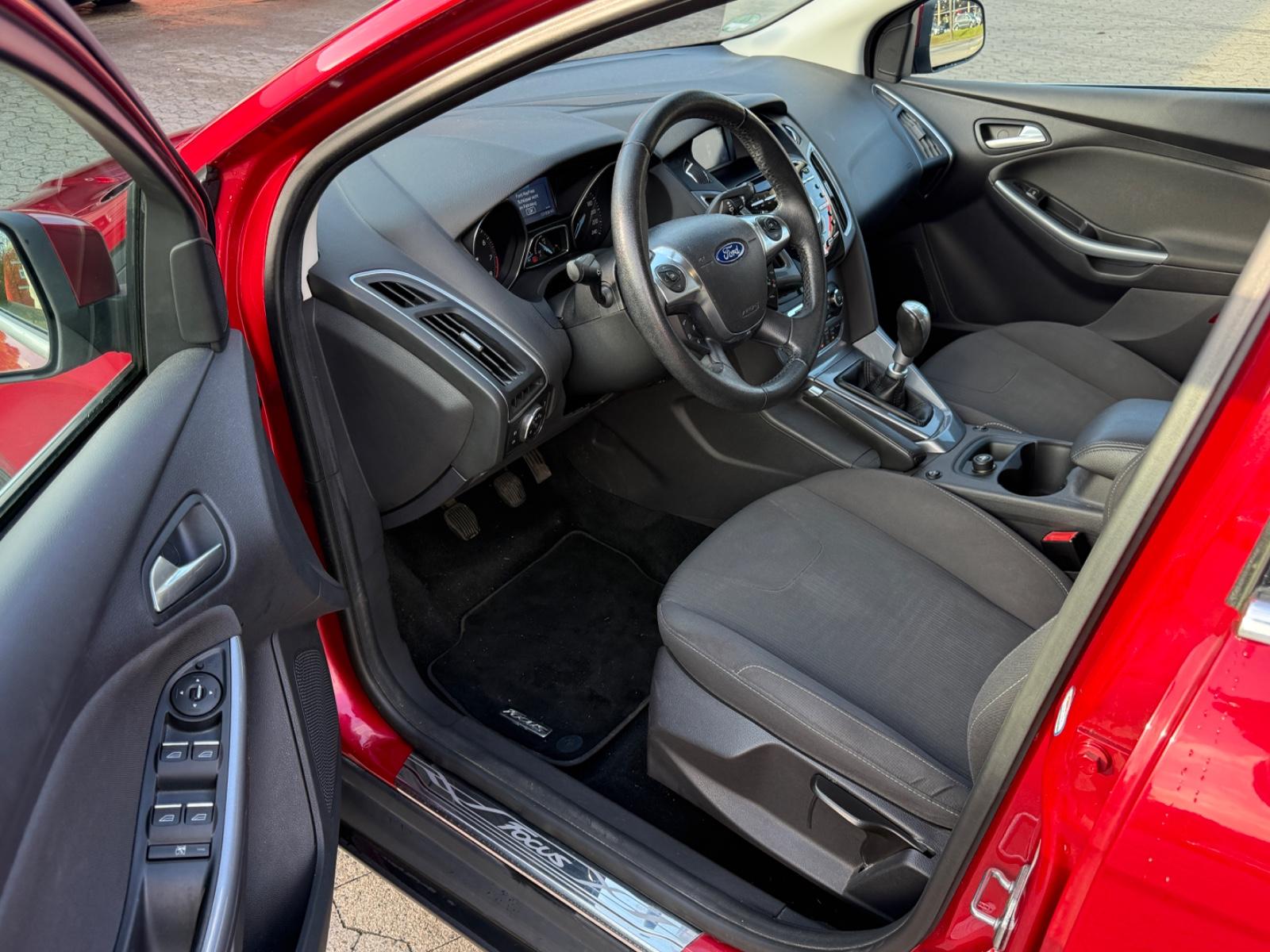 Ford Focus 2011 — photo 11