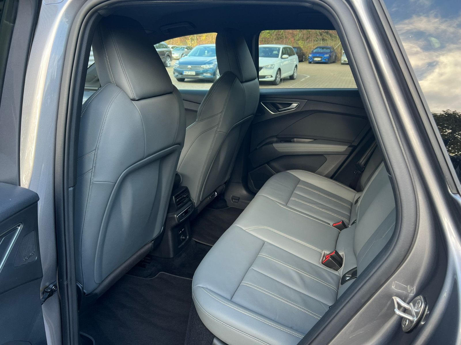 Fahrzeugabbildung Audi Q4 e-tron 50  Edition One S-Line Matrix Sonos