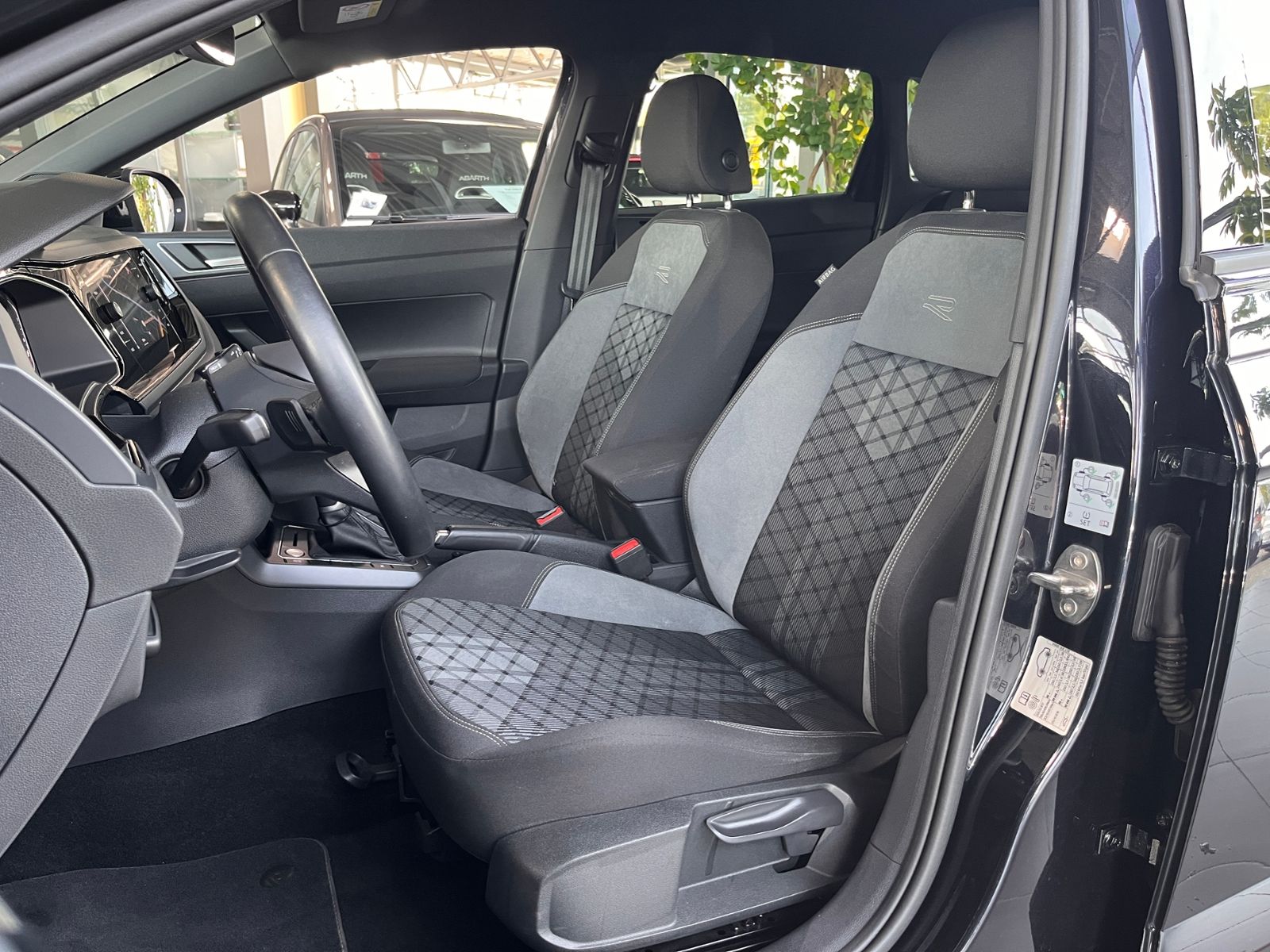 Fahrzeugabbildung Volkswagen Taigo R-Line 1.5 DSG KLIMA AHK LED NAV SHZ