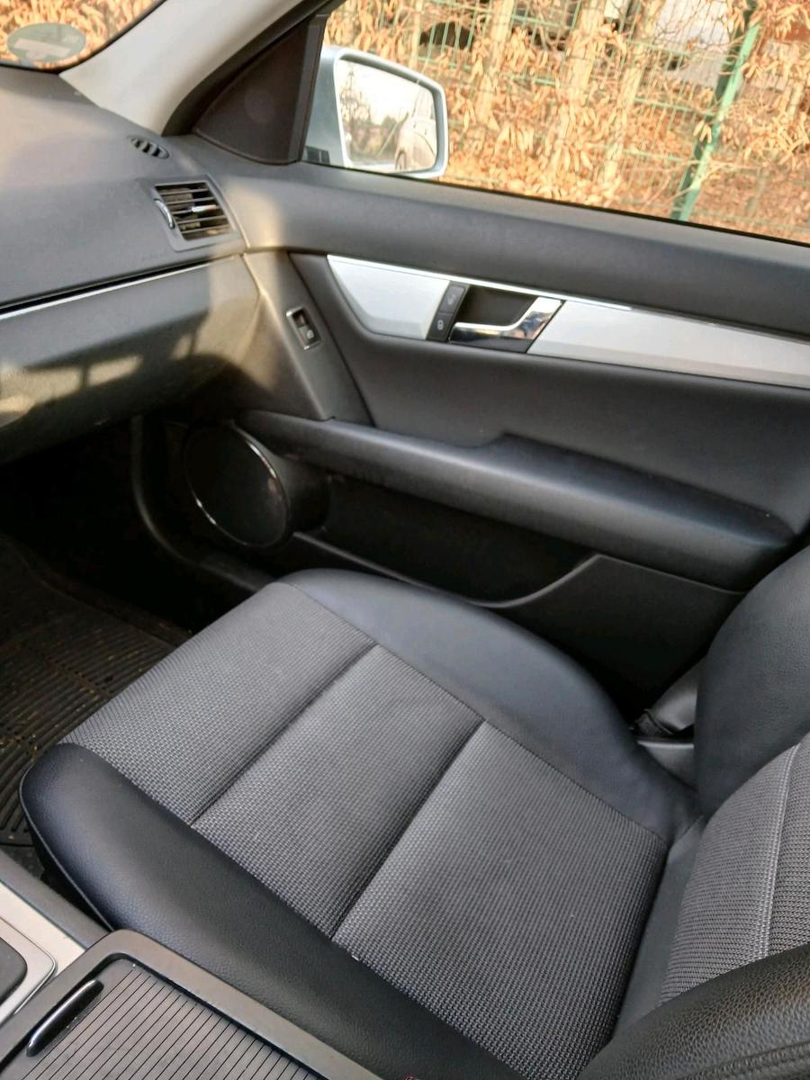 Mercedes-Benz E220 2009 — rear view