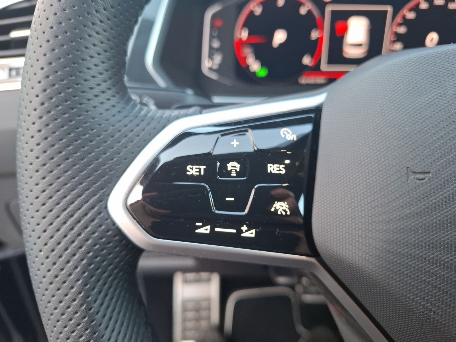 Fahrzeugabbildung Volkswagen Tiguan Allspace TDI R-Line DSG 4M Matrix AHK Nav