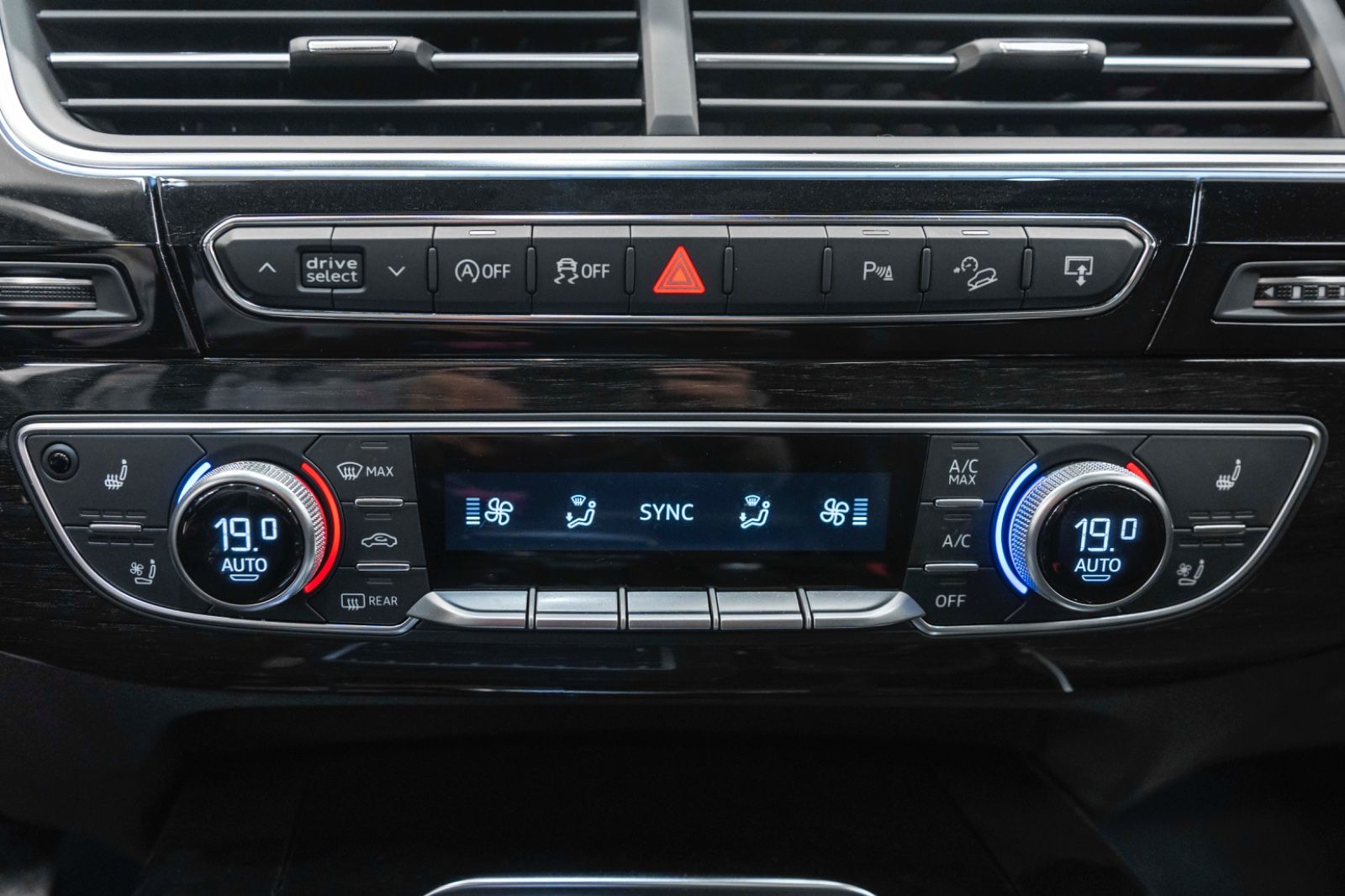Fahrzeugabbildung Audi Q7 3.0 TFSI Quattro LED 360° AHK NAV 7SITZER