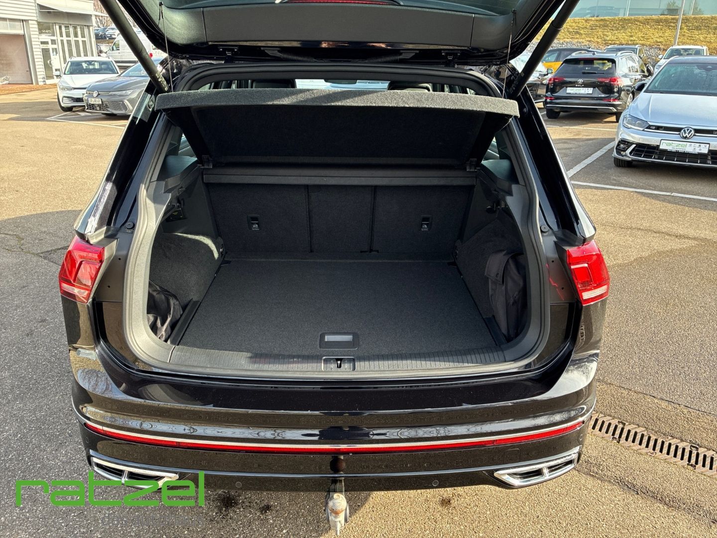 Fahrzeugabbildung Volkswagen Tiguan 2.0 TSI R-Line 4Motion Sportpaket AHK-