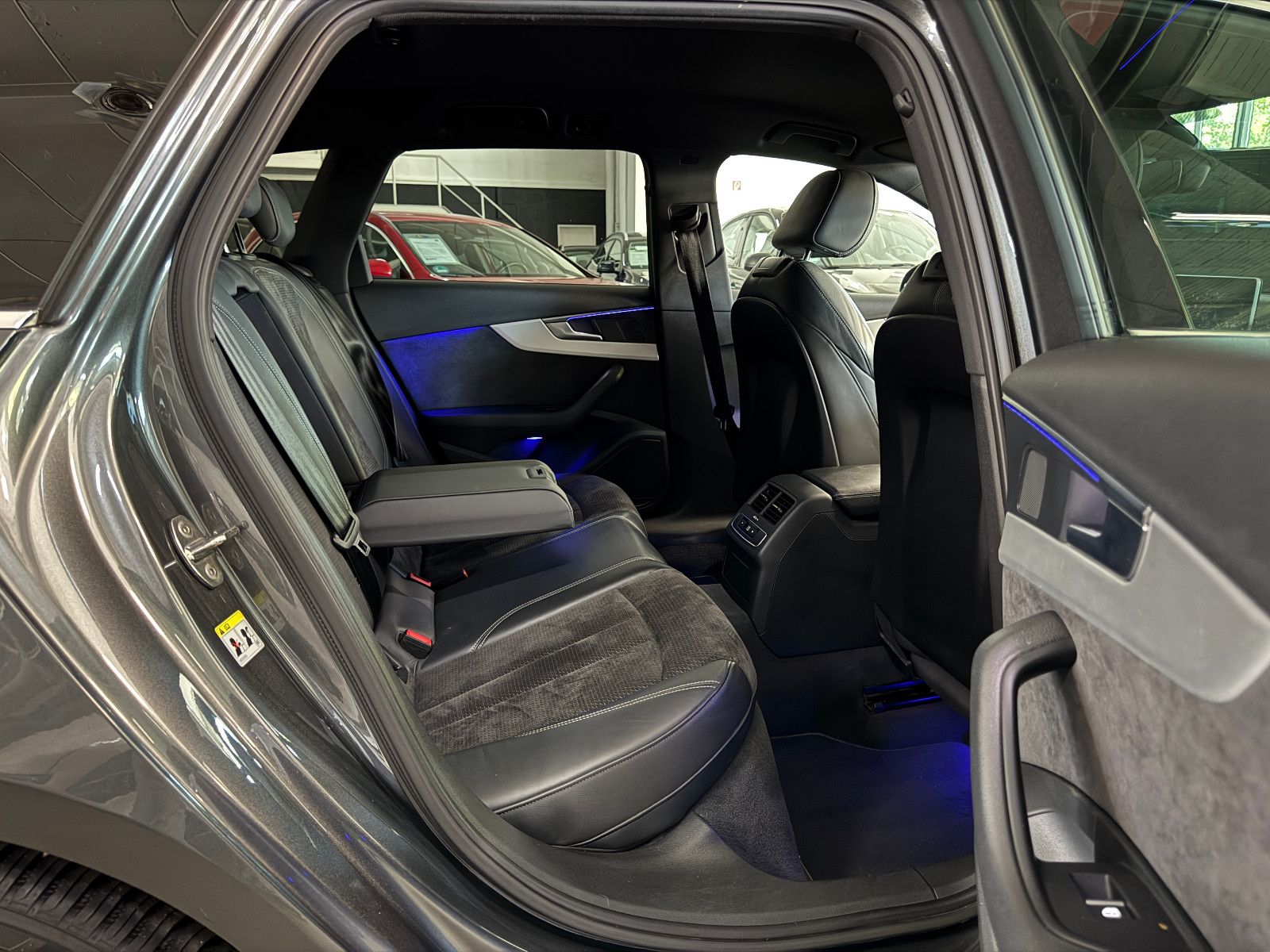 Fahrzeugabbildung Audi A4 2.0 TFSI S-TRONIC 3X-SLINE VIRTUAL LED VOLL