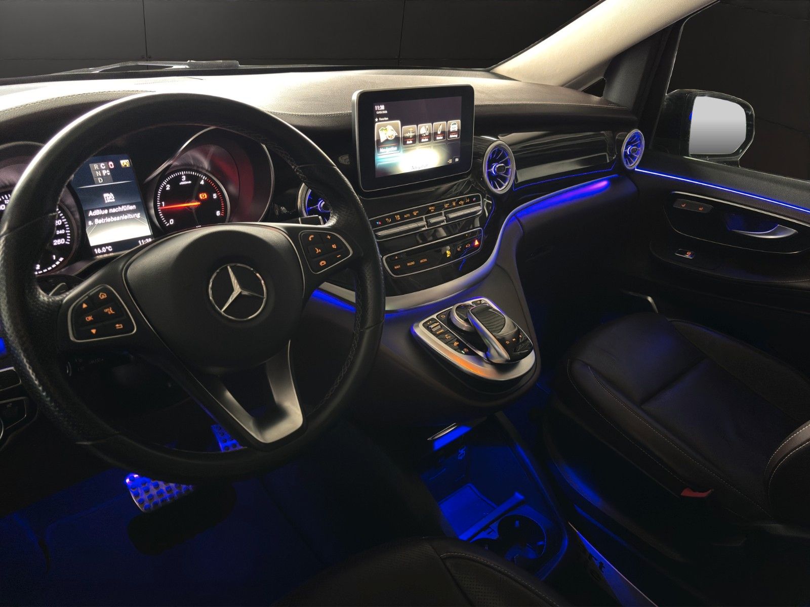 Fahrzeugabbildung Mercedes-Benz V 250 AMG-Line/Pano/Ambiente+/Leder/Burmester