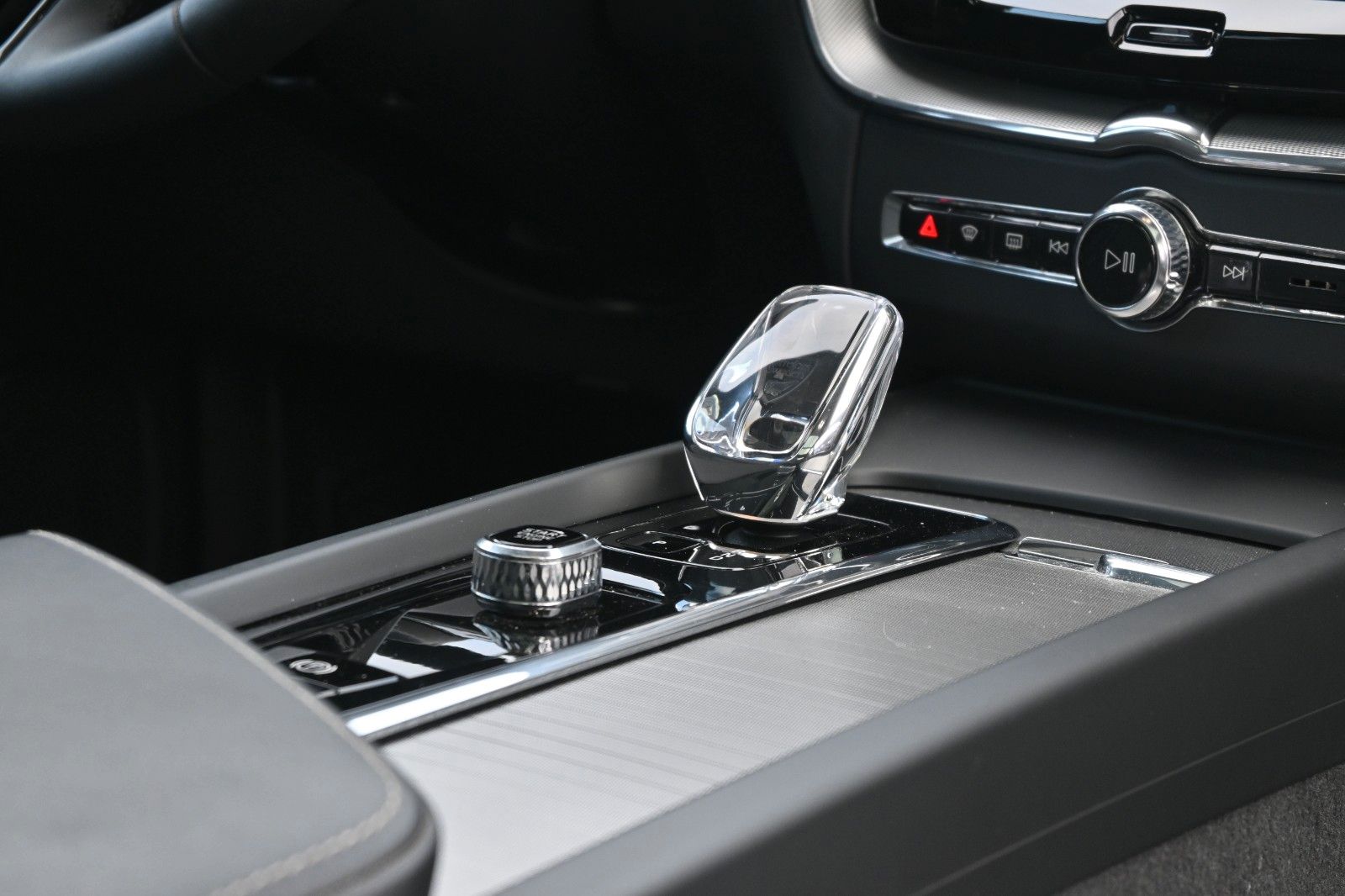 Fahrzeugabbildung Volvo XC60 B4 Ultimate Dark AWD*LUFT*360°*SDTHZG*LED