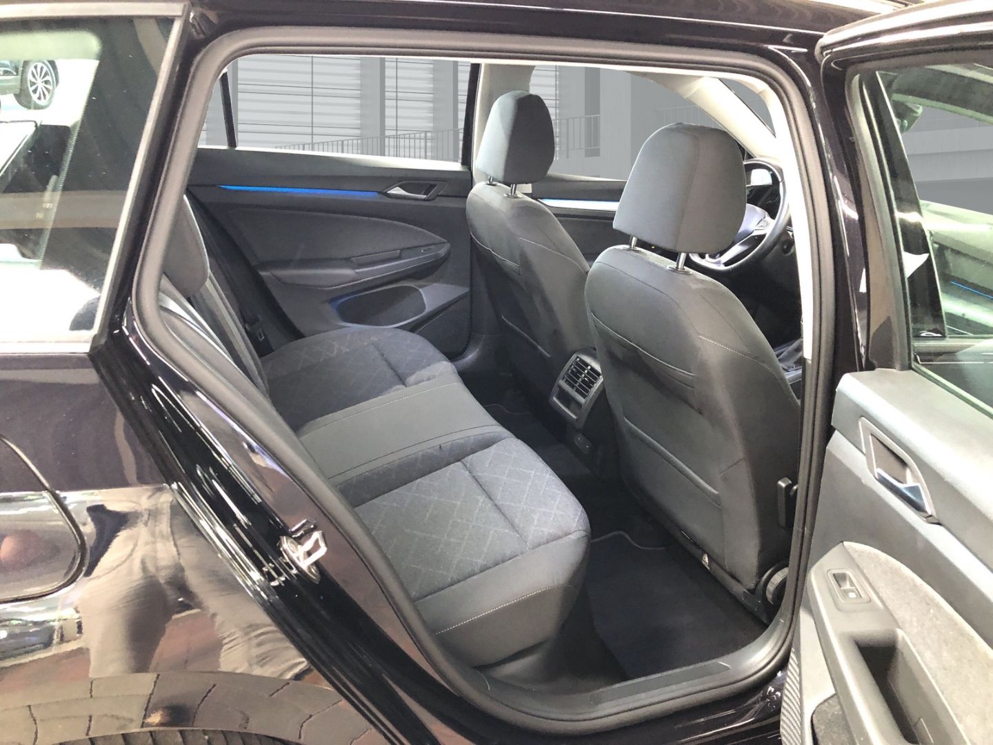 Fahrzeugabbildung Volkswagen Golf Variant Life 2.0 TDI AHK-klappbar Navi Digi
