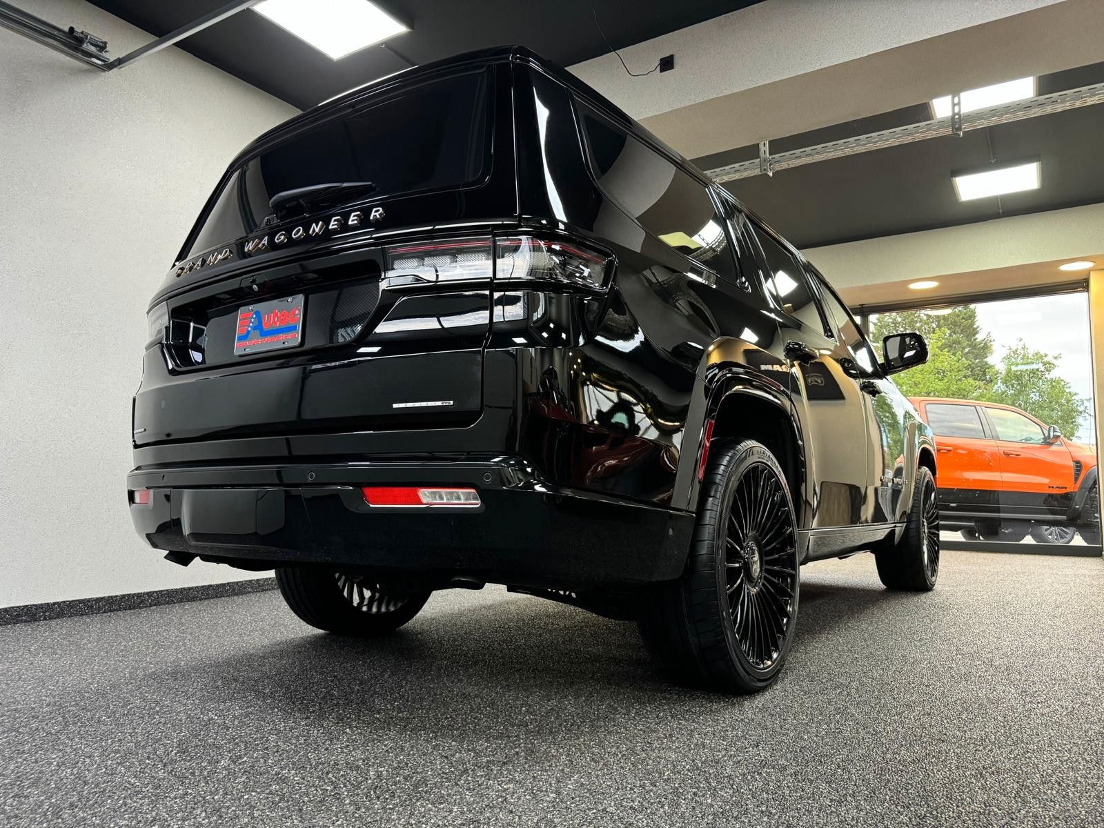 Fahrzeugabbildung Jeep GRAND WAGONEER SER. III BLACK LINE-24"6.4L V-8 .