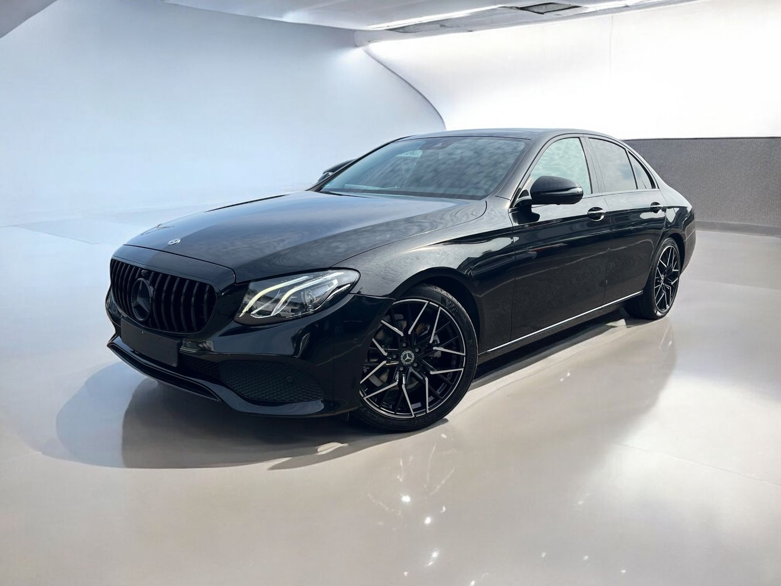 MERCEDES-BENZ E 220d  Widescreen Panorama Schiebedach Leder