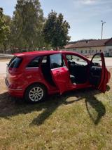 Mercedes-Benz B 180 - - Mercedes-Benz B 180: Rot