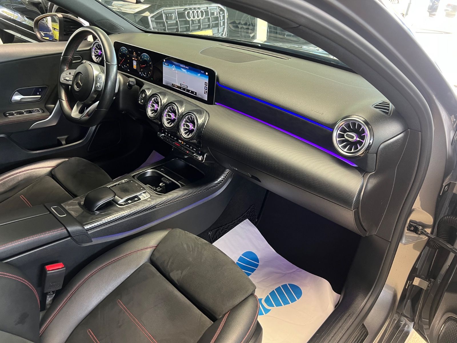 Fahrzeugabbildung Mercedes-Benz A 200 Limousine AMG LINE *PANORAMADACH*CARBON*