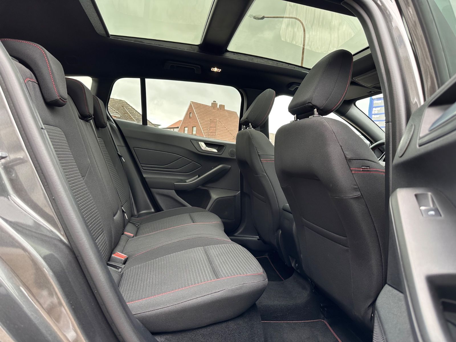 Fahrzeugabbildung Ford Focus Turnier ST-Line X 1.0 Pano/ACC/Matrix/Navi