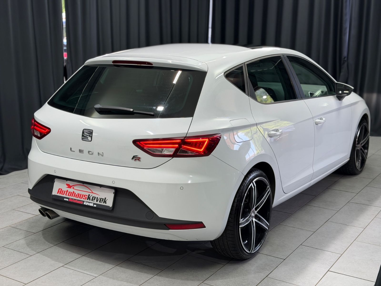 Fahrzeugabbildung SEAT Leon FR|NAVI|LED|PANORAMA|PDC|TÜV 03/28