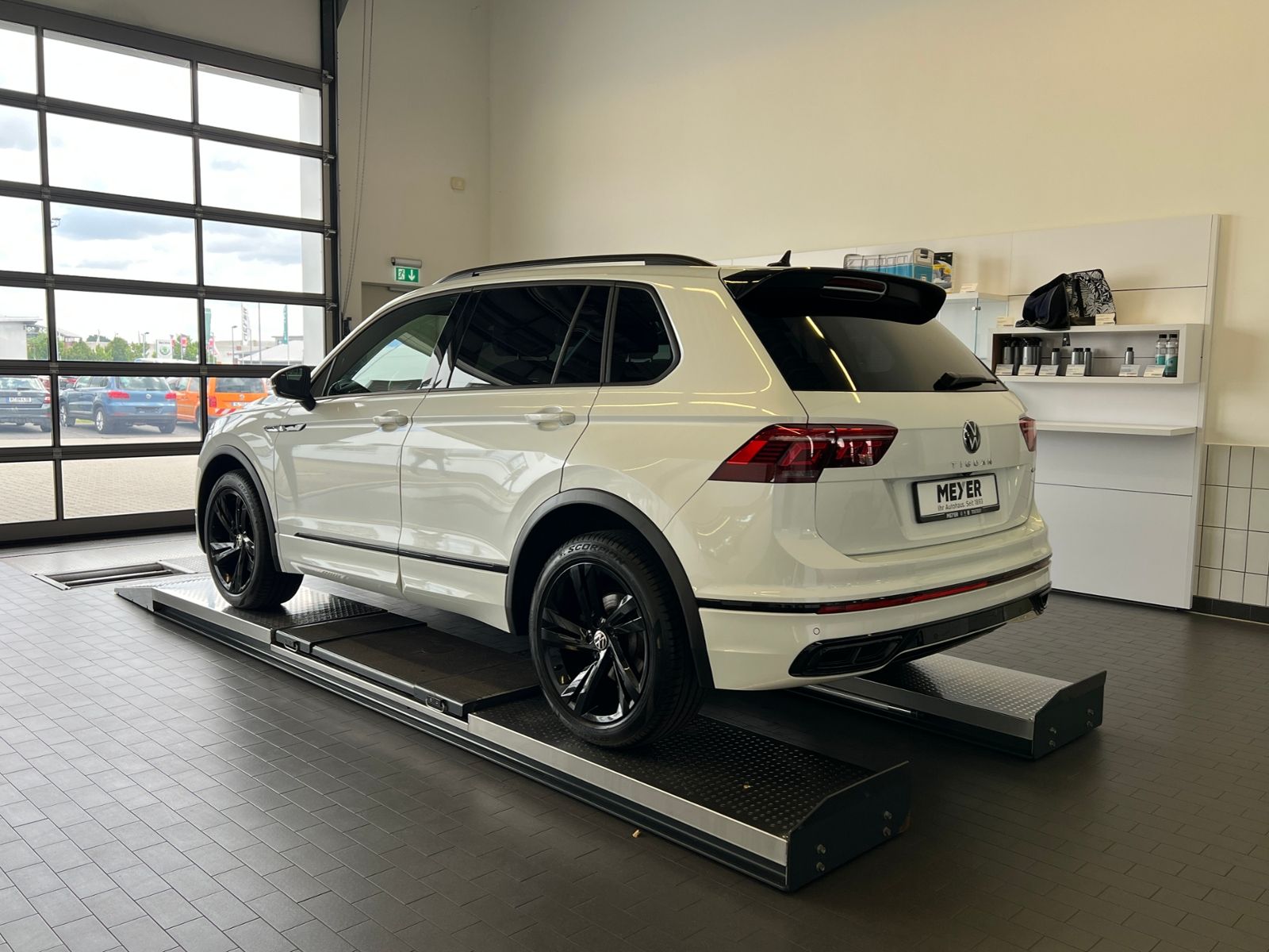 Fahrzeugabbildung Volkswagen Tiguan R-Line 2.0 TDI DSG 4Motion *Matrix-LED, P