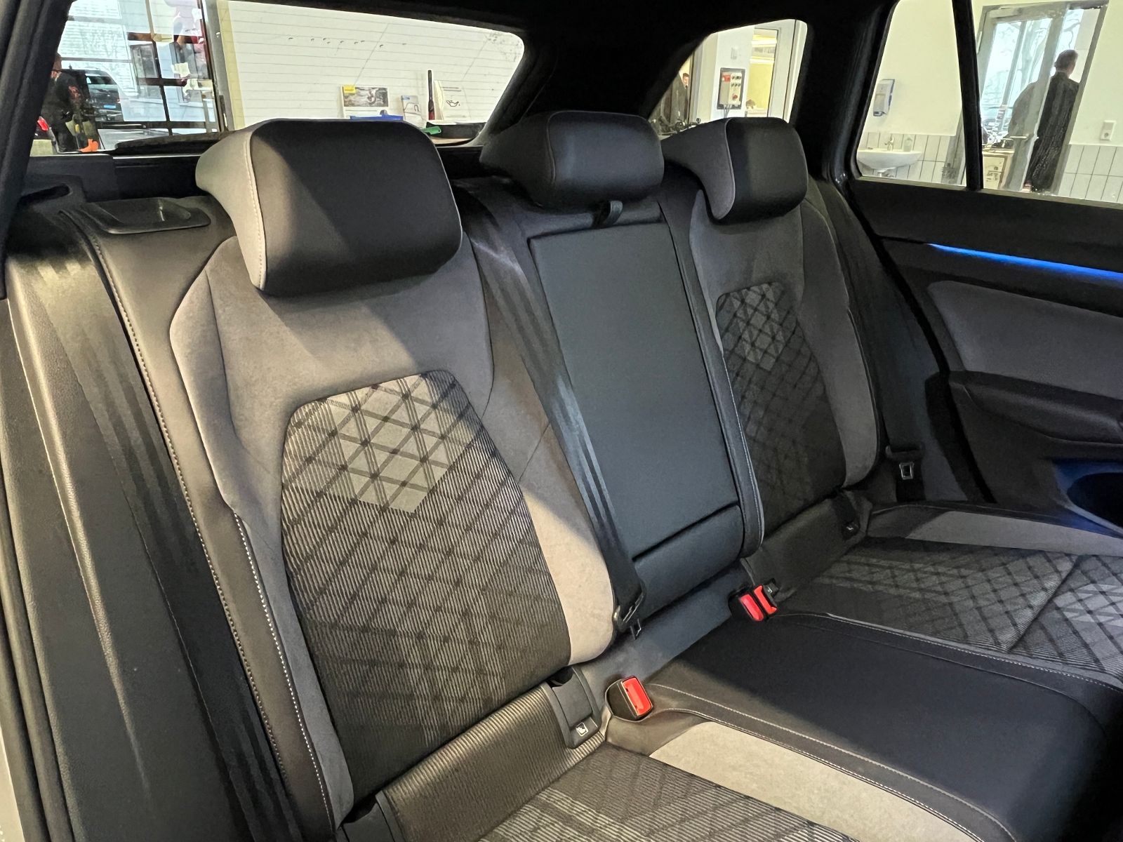 Fahrzeugabbildung Volkswagen Golf VIII Variant R-Line 1.5 eTSI DSG *AHK, LED,
