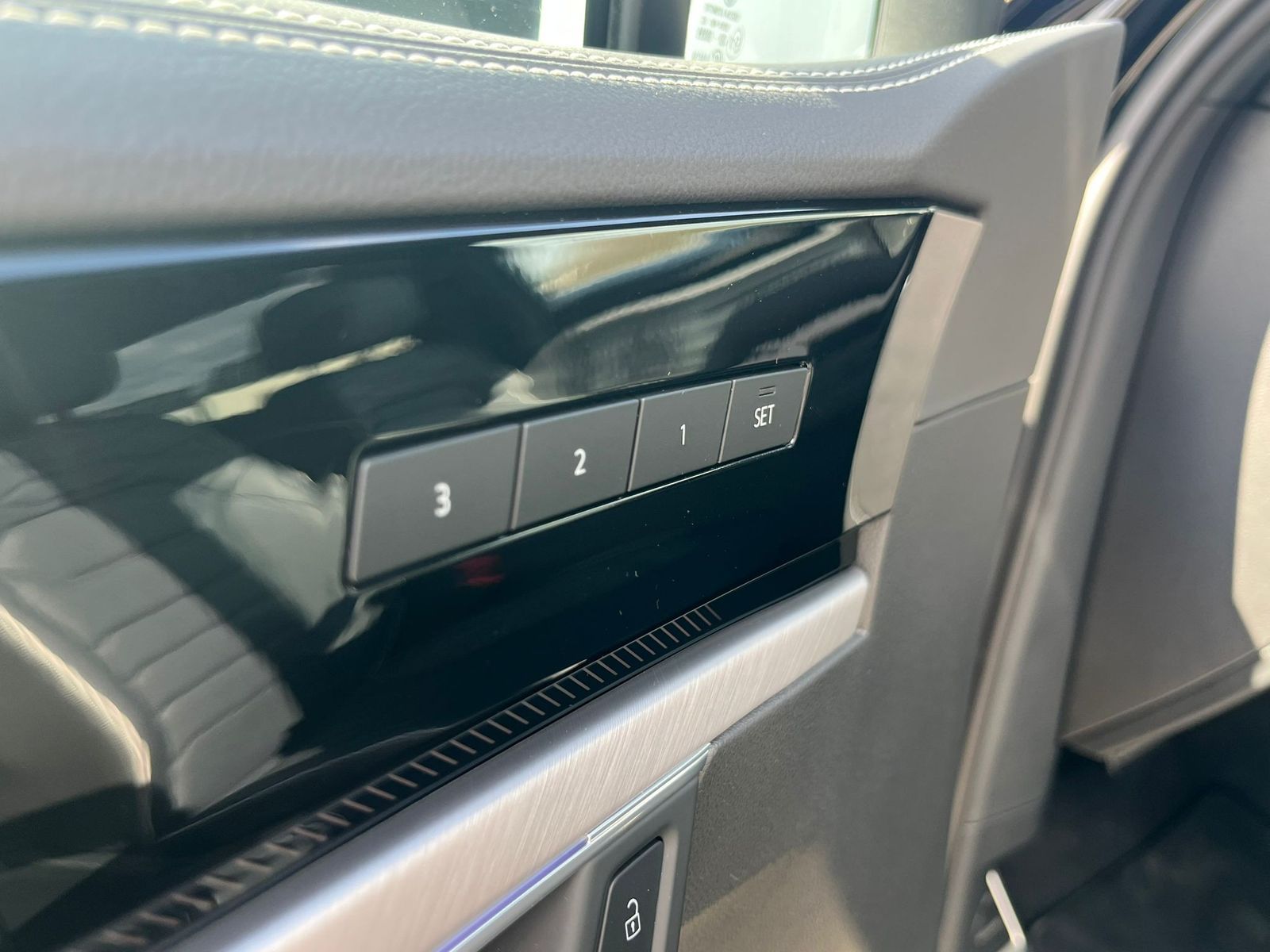 Fahrzeugabbildung Volkswagen Touareg 3.0TDI 4M R-Line VOLL Black 22" UPE 114T