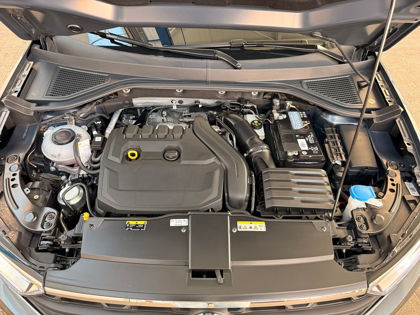 Fahrzeugabbildung Volkswagen T-Roc Life 1.5 TSI DSG AHK + Kamera + Navi + ACC