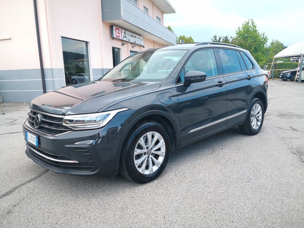 Volkswagen Tiguan - 1