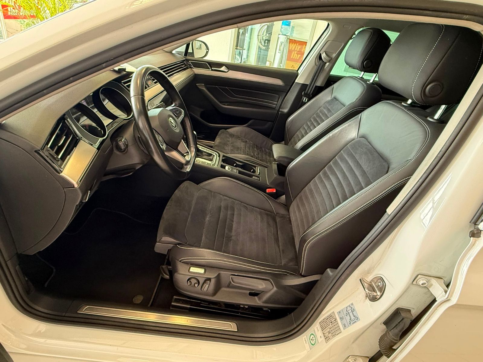 Fahrzeugabbildung Volkswagen Passat Variant Elegance / AHK / GEPFLEGT /