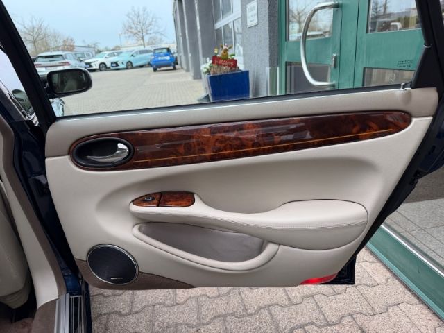 Fahrzeugabbildung Jaguar Daimler 4.0 Leder e-Sitze Alarm Klima el.SP eFH