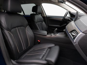 Fahrzeugabbildung BMW 520d xD Luxury Line Kamera HUD DAB HiFi DisplKey
