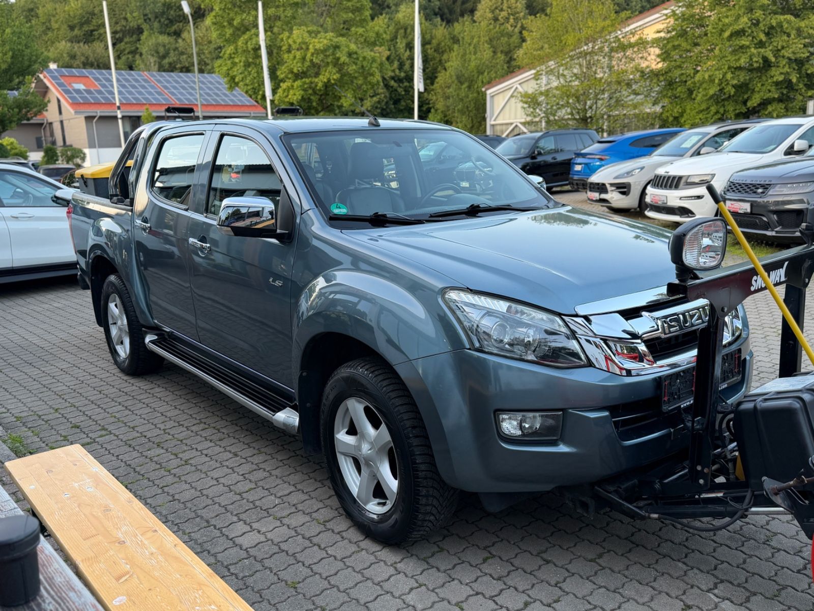 Fahrzeugabbildung Isuzu D-Max Double Cab 4WD Premium|SCHNEEPFLUG|AUTOMAT