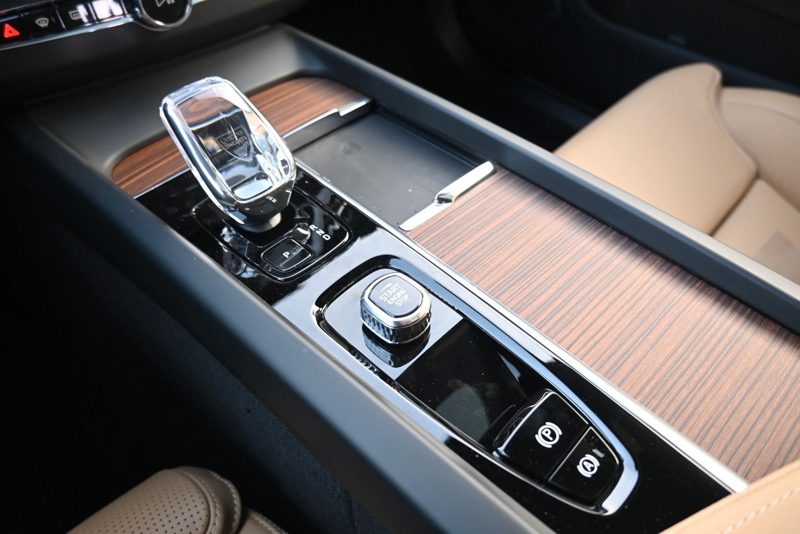 Fahrzeugabbildung Volvo XC60 B5 AWD Ultra Dark*LUFT*360°*ACC*B&W*AHK