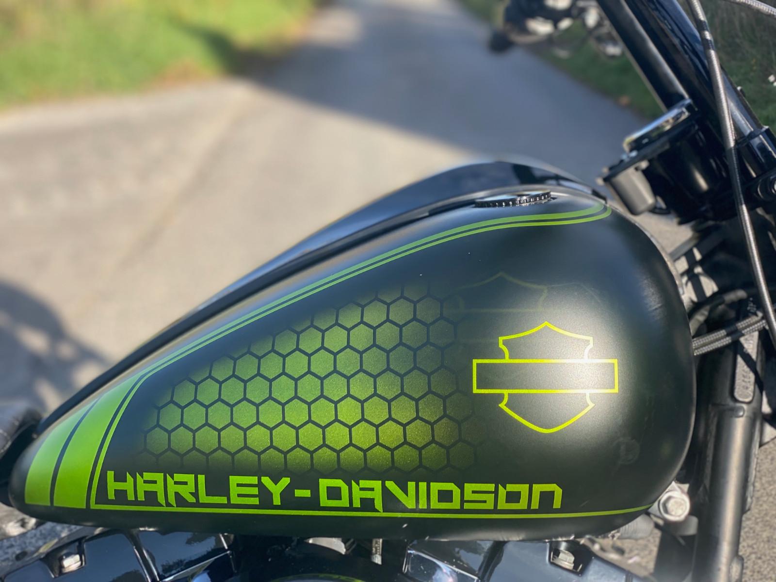 Harley-Davidson 200er Blackline im Breakout Style, Klappenausp.