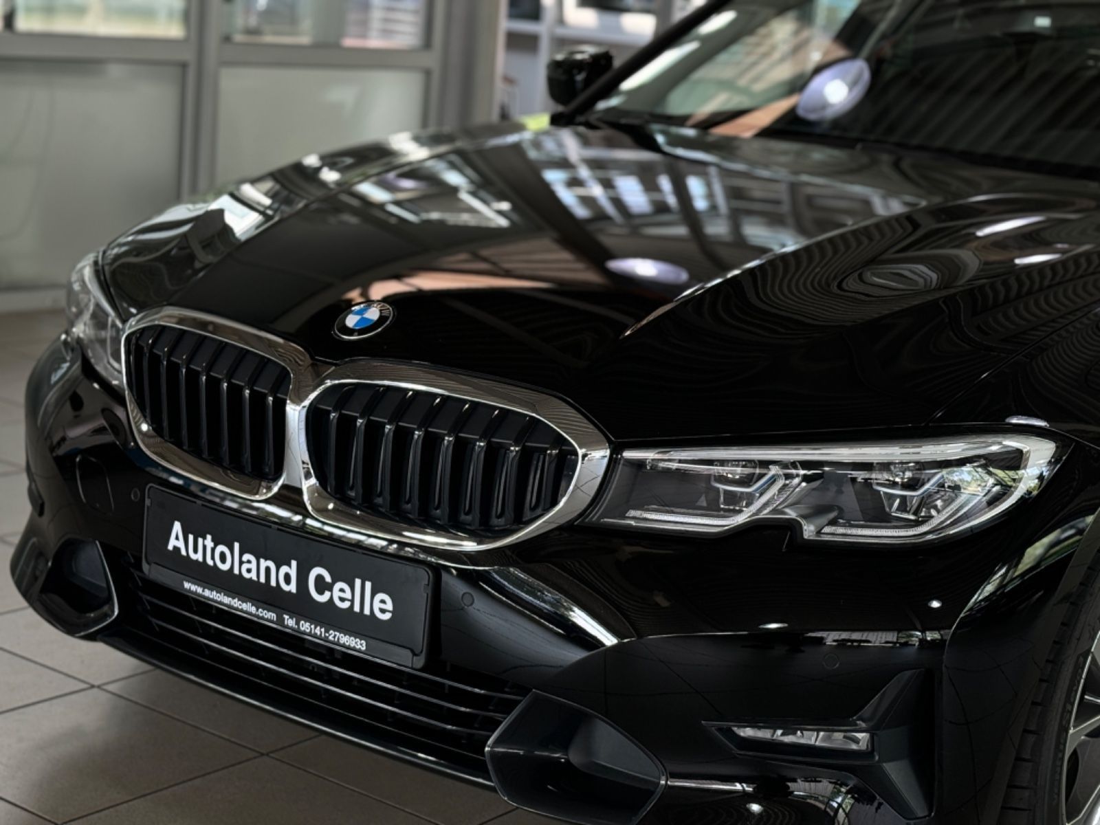 Fahrzeugabbildung BMW 320e Sport Line Laser AHK HUD DAB Komfort Panora