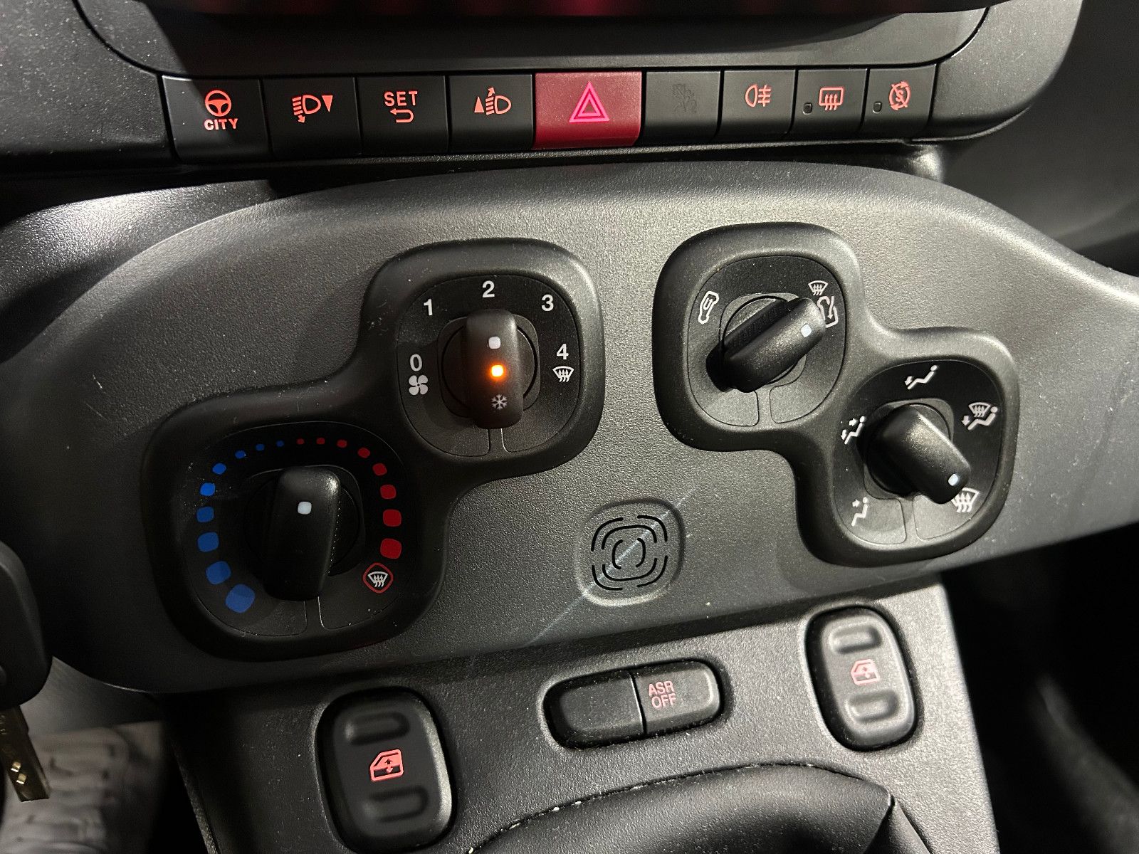 Fahrzeugabbildung Fiat Panda Base/KLIMA/4-TÜRER/DAB/ALLWETTER