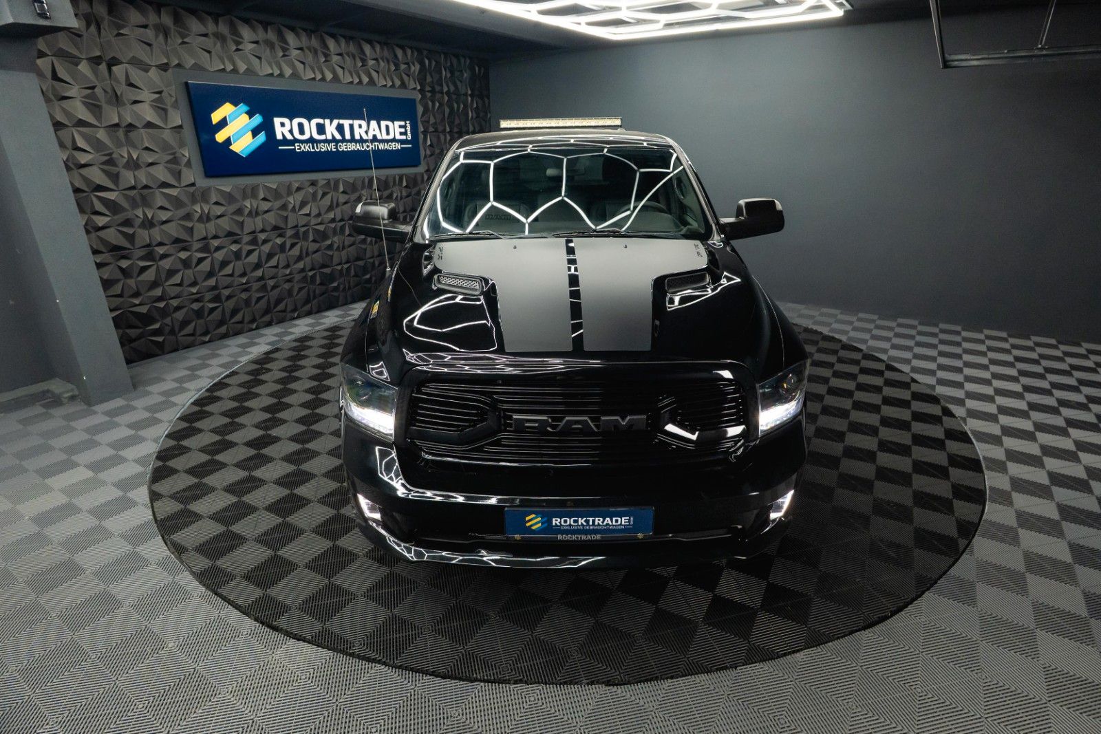 Fahrzeugabbildung Dodge RAM 5.7 V8 HEMI 4x4 OFFROAD Night-Paket LONG 19%