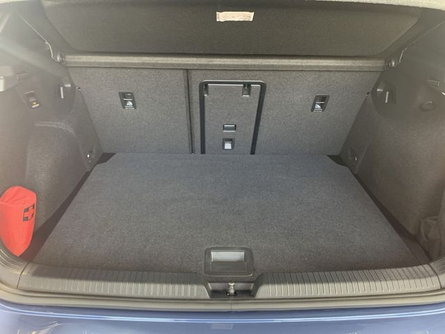 Golf VIII 2.0 TDI DSG R-LINE IQLIGHT+PANO+AHK+HU