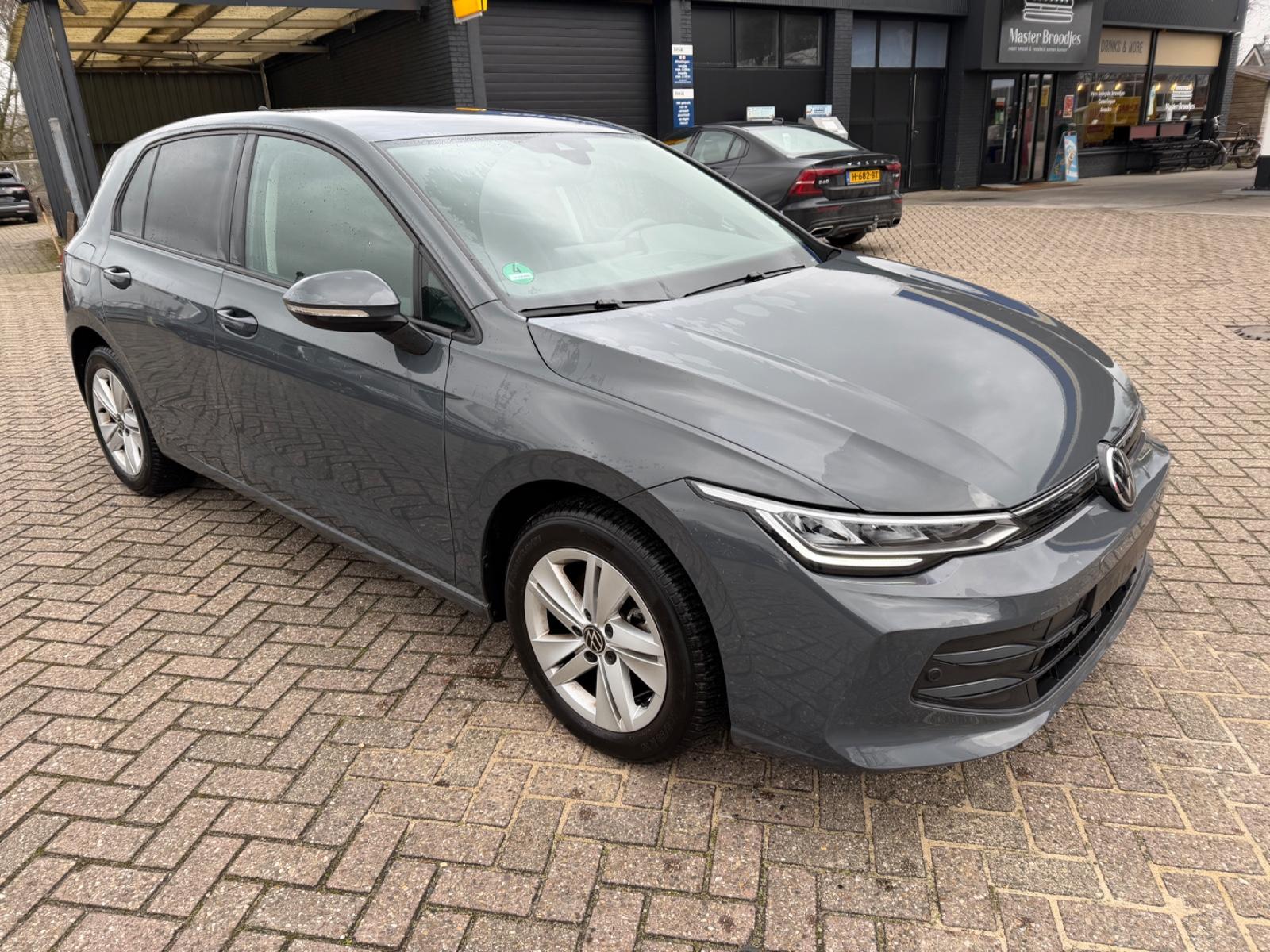 Volkswagen Golf VIII Lim. 1.5 eTSI 110 kW Life  DSG