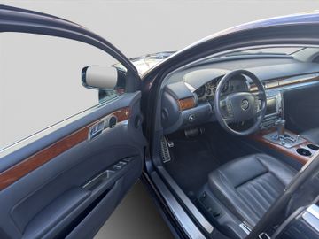 Volkswagen Phaeton - 11
