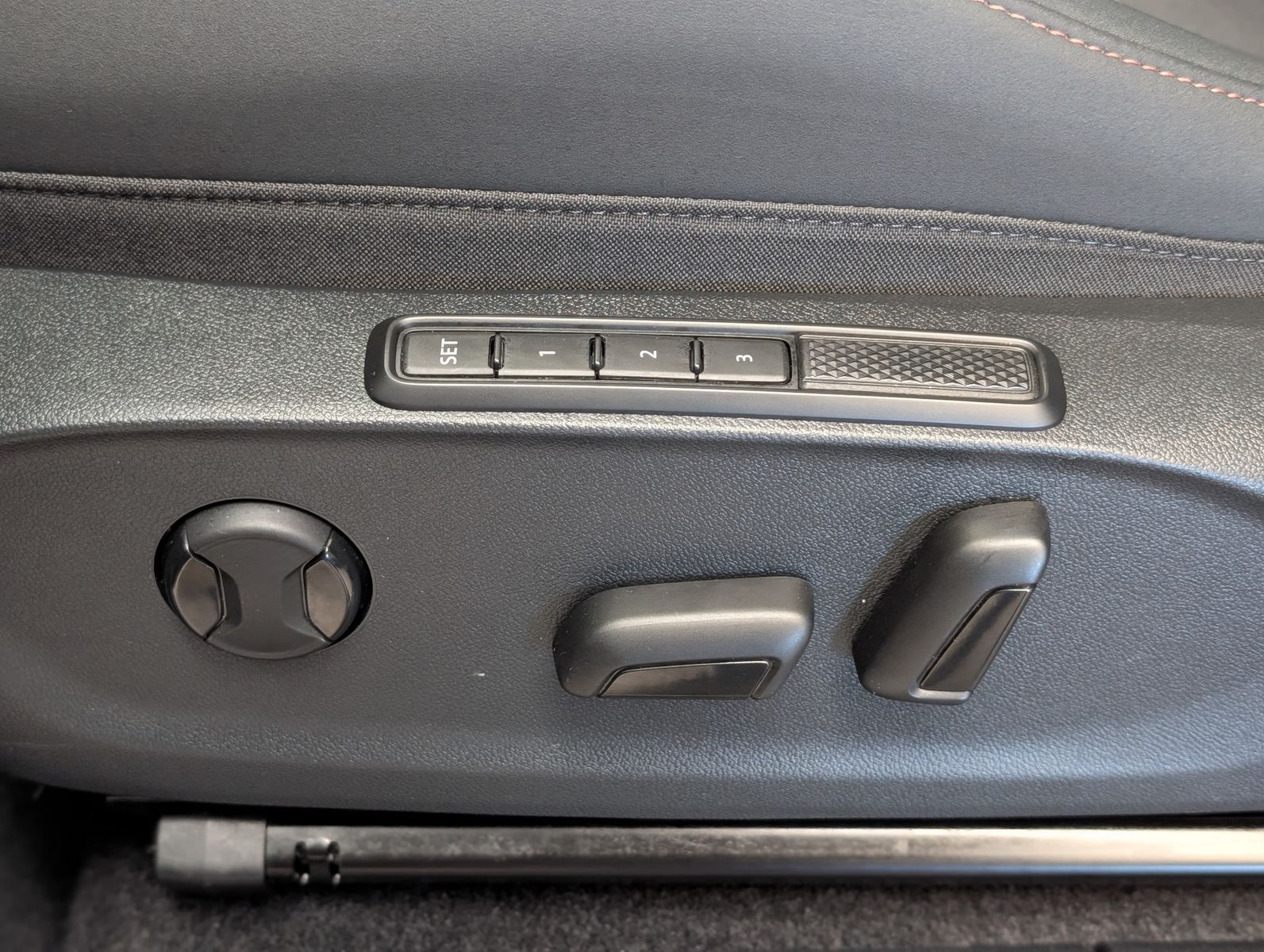 Fahrzeugabbildung CUPRA Terramar 2.0 VZ 4D Drive-XL HUD Matrix Pano 20"