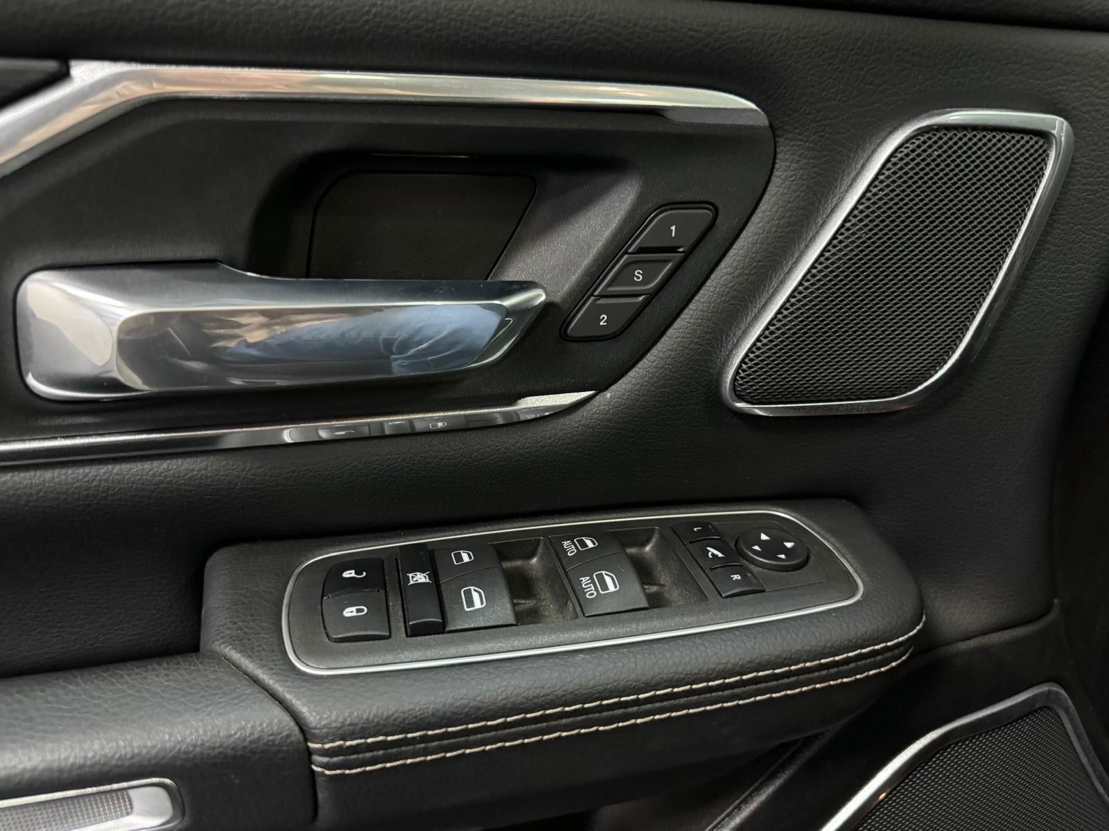 Fahrzeugabbildung Dodge LARAMIE CREW CAB SPORT  12" LUFTFEDER  HEMI 4x4