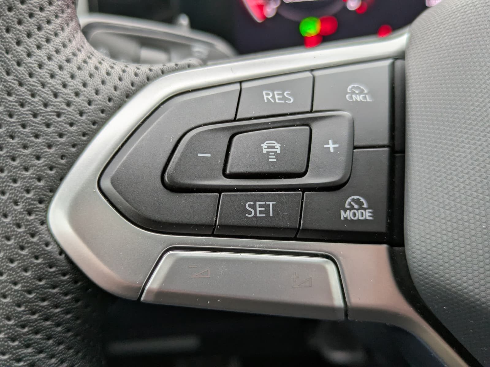 Fahrzeugabbildung Volkswagen Tiguan 2.0 TDI 4M R-Line PANO*H&K*AHK*MATRIX*20"