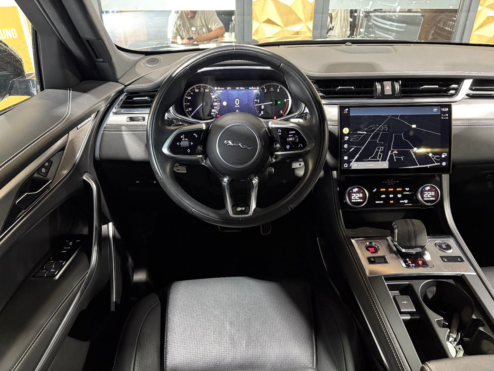 Fahrzeugabbildung Jaguar F-PACE R-Dynamic SE AWD/D300/PANO/APPLE/MEMORY/