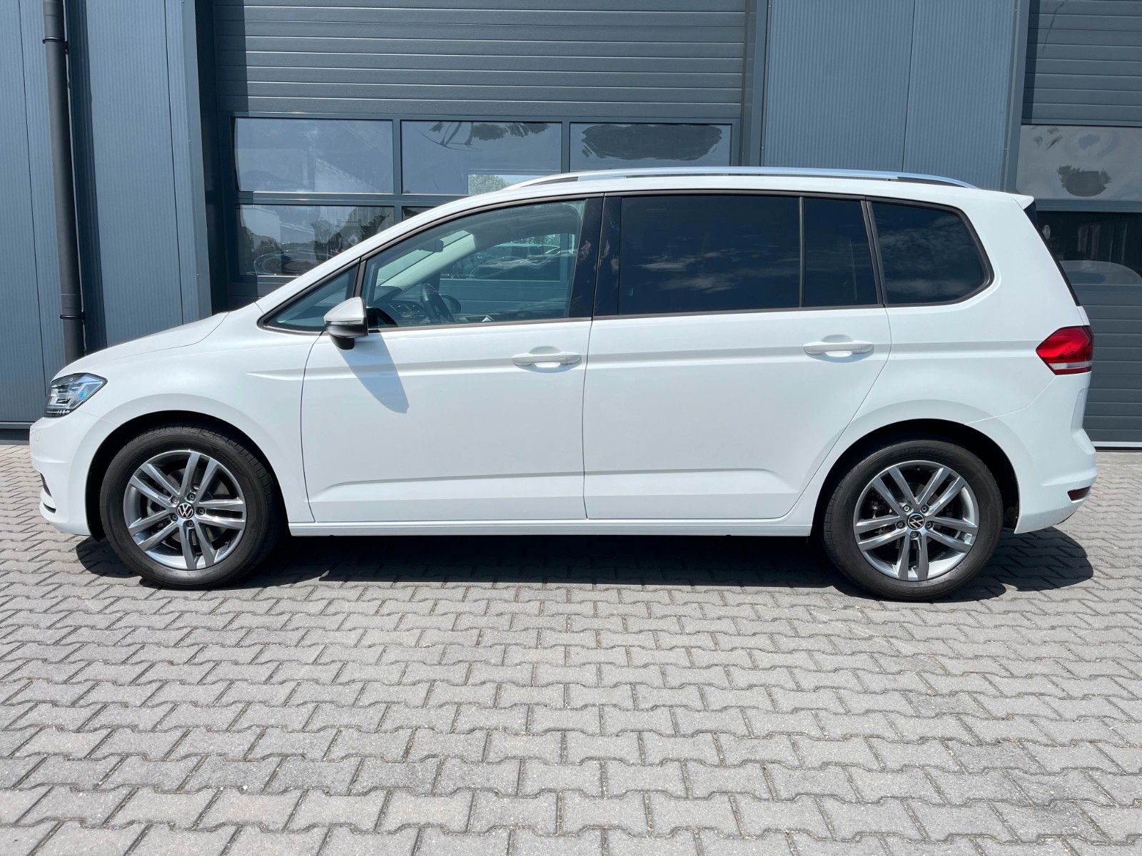 Volkswagen Touran Comfortline DSG 7-SITZE PANO AHK NAVI DAB imagem 3