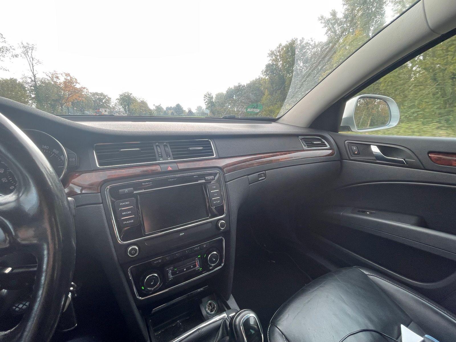 Skoda Superb 2012 — photo 14
