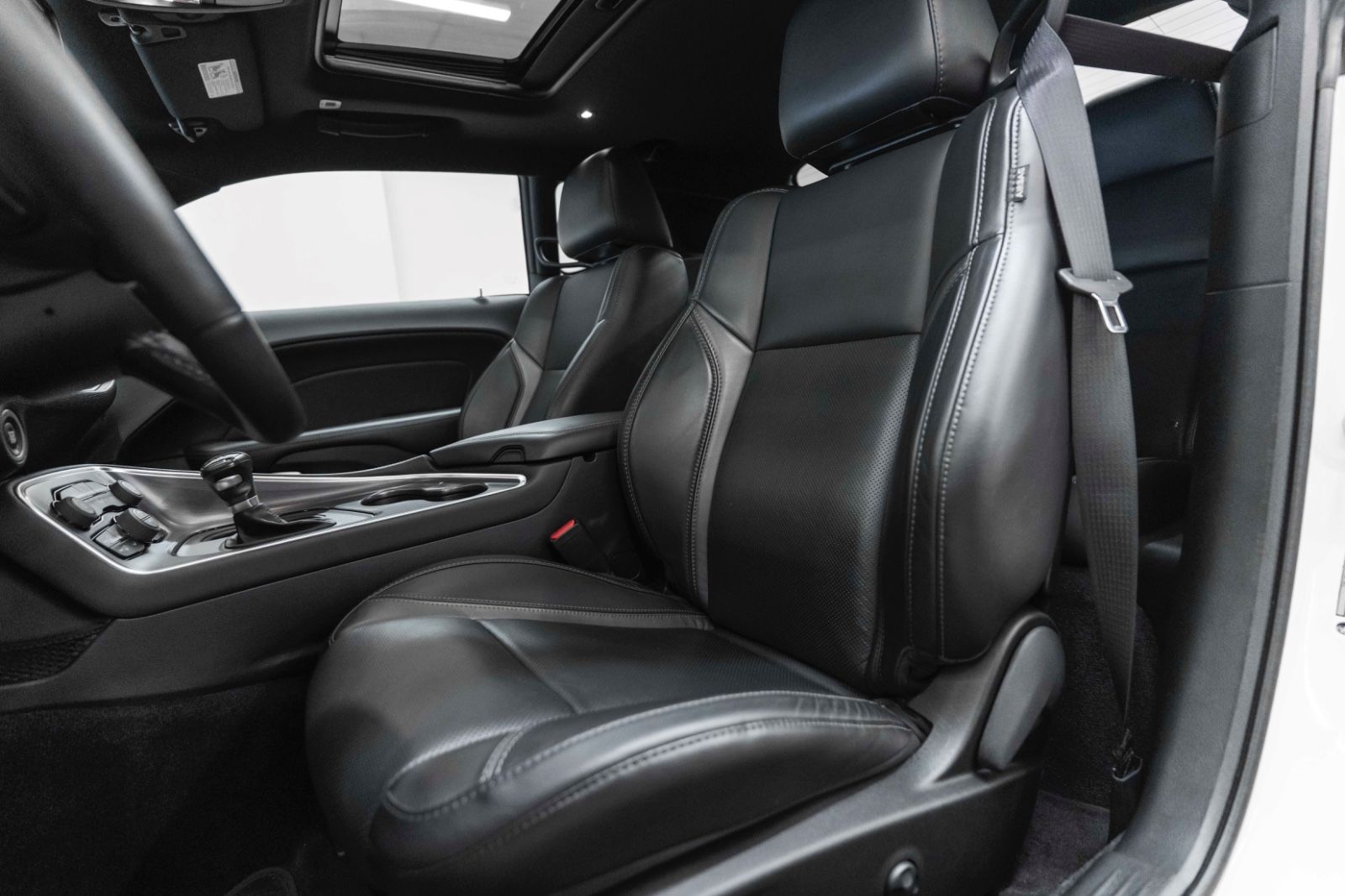 Fahrzeugabbildung Dodge Challenger 3,6L SXT ALPINE KAM CARPLAY M+S